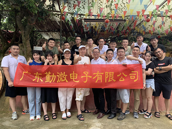 2018年公司集體燒烤野炊照